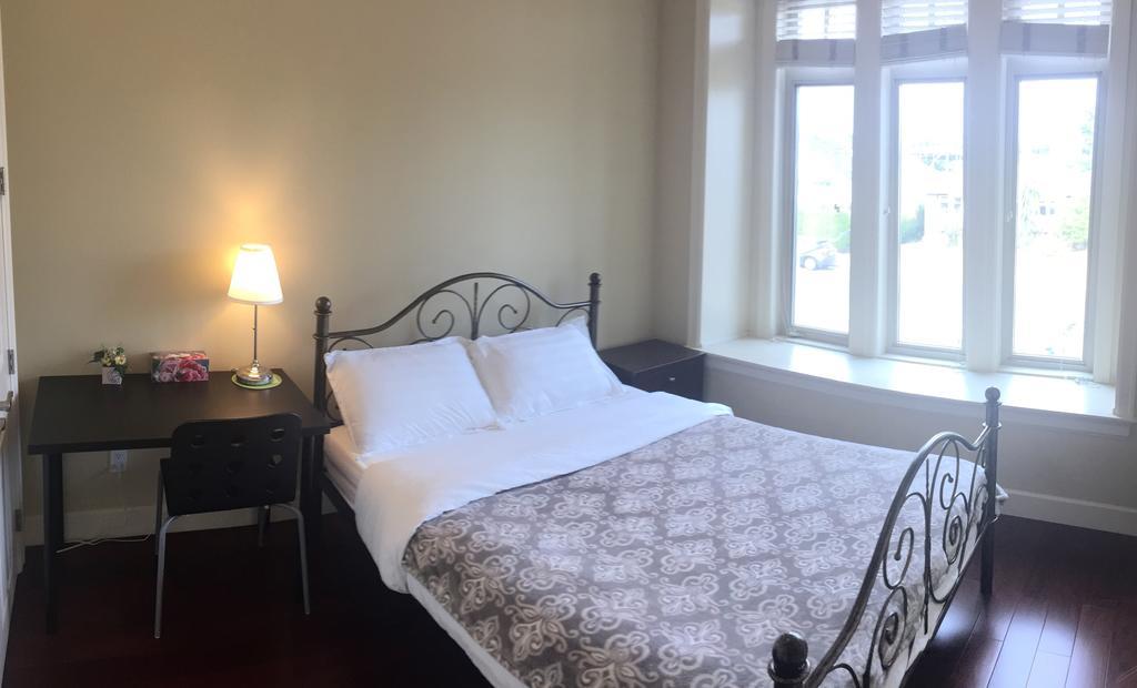 Imperial House Bed & Breakfast Burnaby Room photo