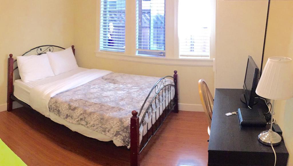 Imperial House Bed & Breakfast Burnaby Room photo