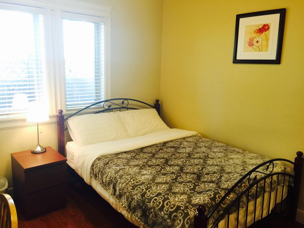 Imperial House Bed & Breakfast Burnaby Room photo