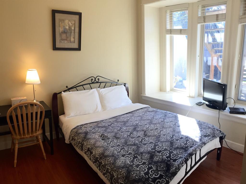 Imperial House Bed & Breakfast Burnaby Room photo